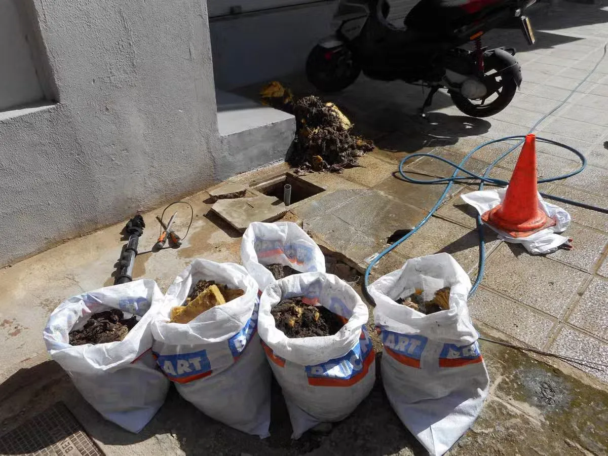 Bolsas de residuos preparadas antes de la limpieza de un depósito