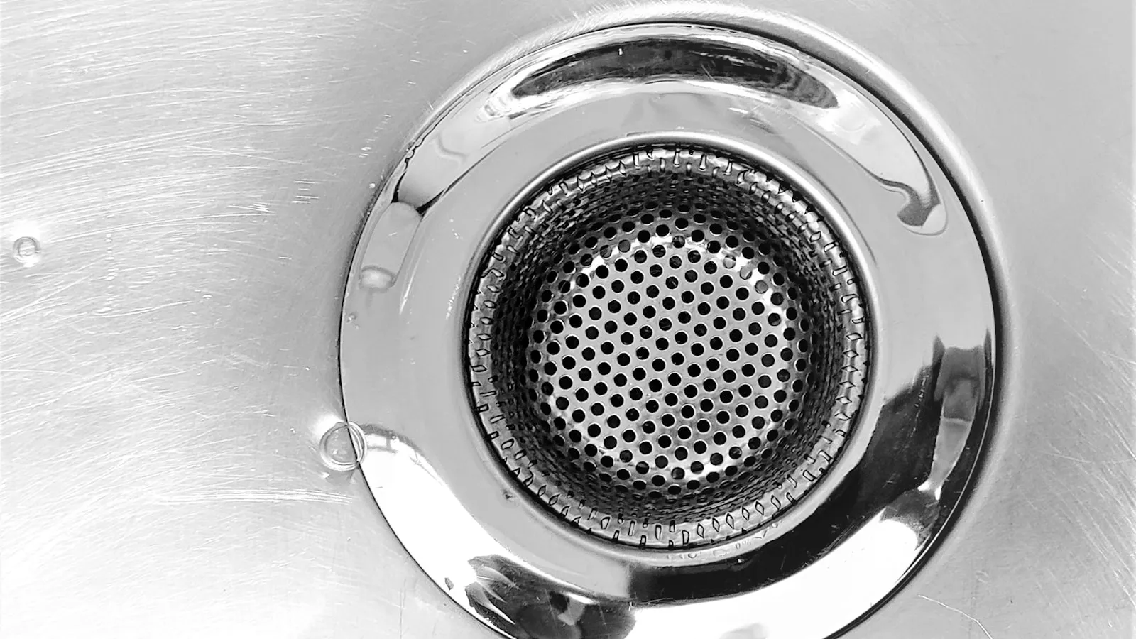 Primer plano del desagüe de un fregadero de acero inoxidable
